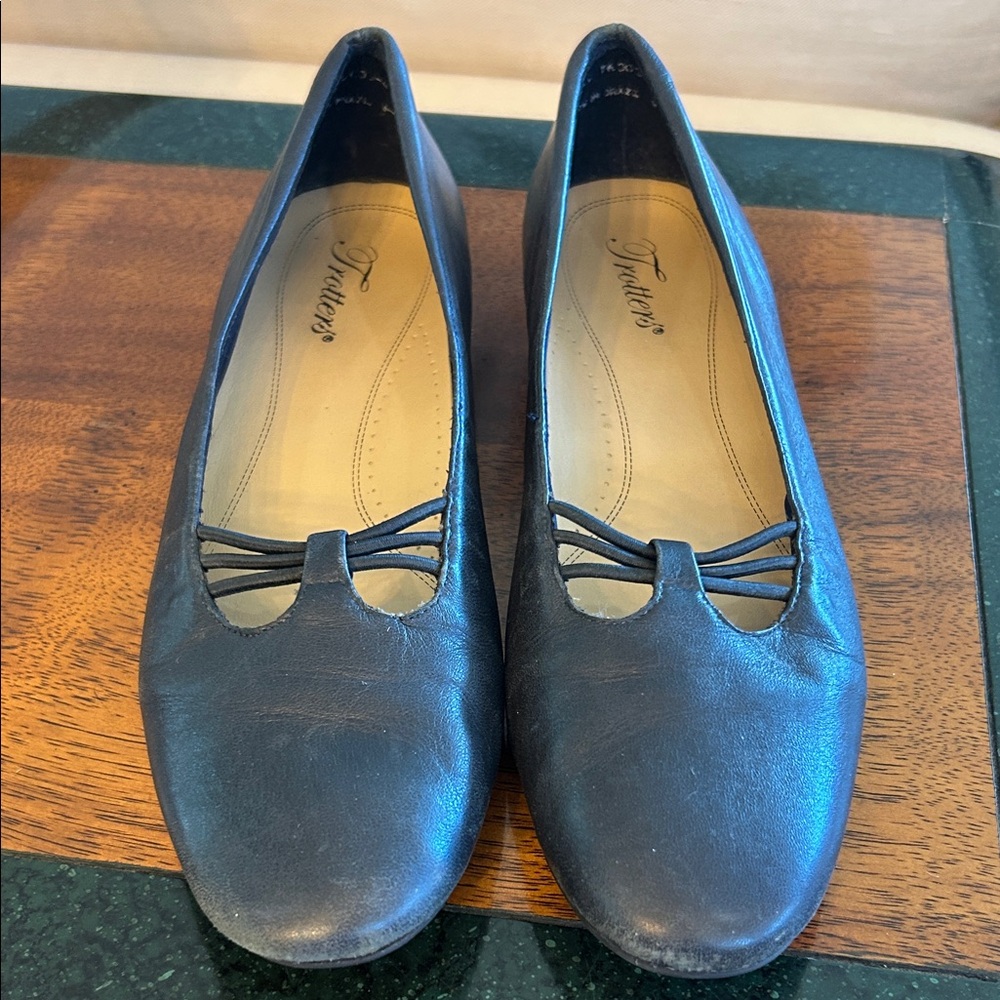 Trotters Women's Navy Leather Loafers flats- Narrow